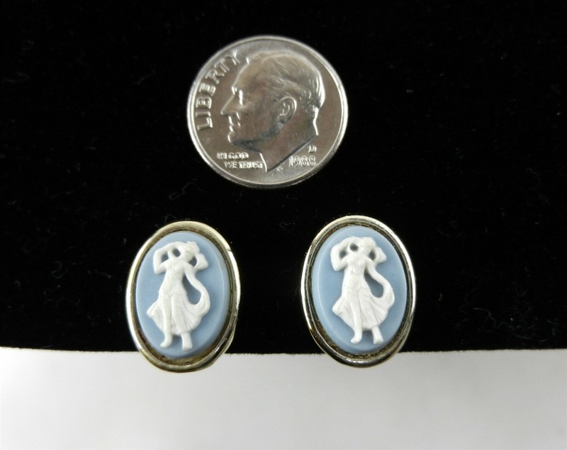 Vtg Longcraft “Wedgewood Style” Earrings Blue/White Silver tone Screw Back S30c