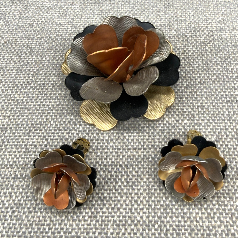 Vintage Brooch Earrings Jewelry Set 4 Tone Metal Flowers Clip Ons READ