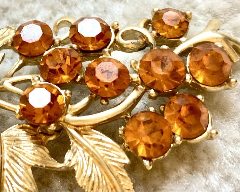 Vintage Amber Glass Round Faceted Prong Set Gold Tone Grapes Leaf Brooch
