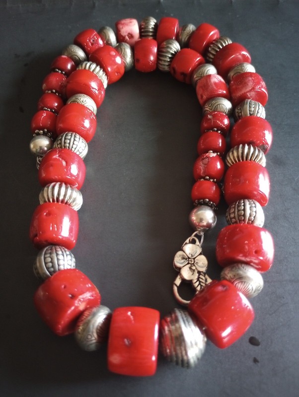 VINTAGE TAIWANESE RED CORAL NECKLACE LARGE AND HEAVY 24″ LONG 172 GR 18 -16 MM