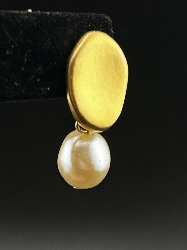 Vintage Gold Tone Faux Pearl Dangle Drop Clip On Earrings gallery