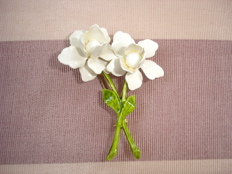 Vintage Lovely 3-D White Jonquil Daffodil Flowers & Green Leaves Pin Brooch