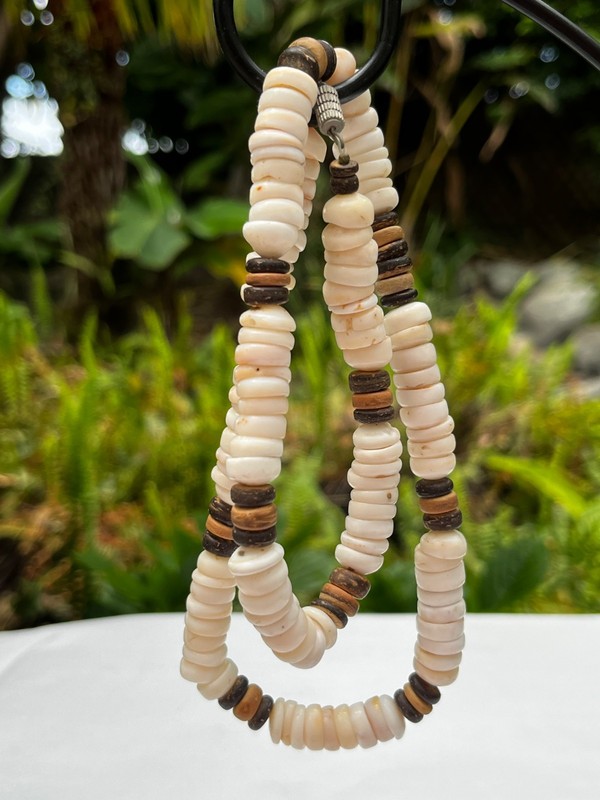Vintage Hawaiian Natural Puka Shell 21" Necklace Cream/Brown Pattern 1970's EUC gallery
