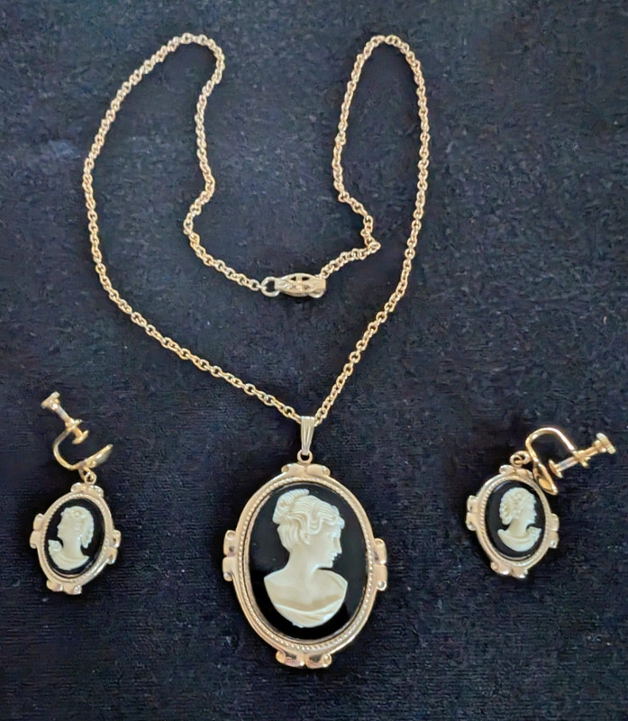 Vintage Cameo Necklace & Screw Back Dangle Earring Set Black-White – Gold Tone