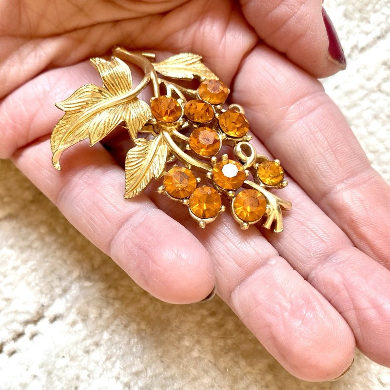 Vintage Amber Glass Round Faceted Prong Set Gold Tone Grapes Leaf Brooch gallery