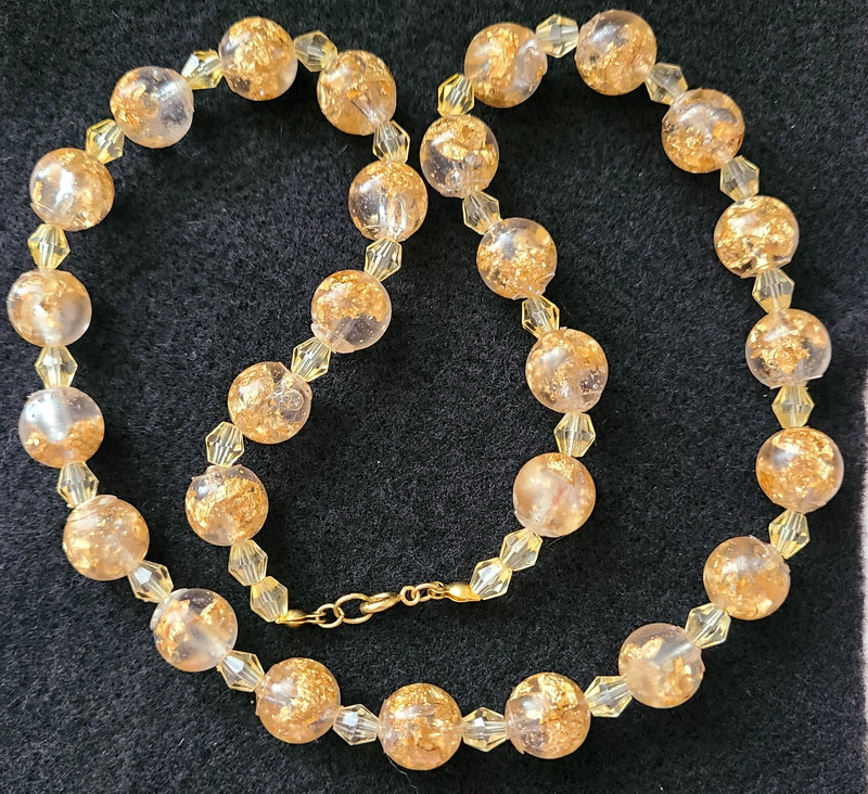 VINTAGE STUNNING GOLD TONE FOIL BUBBLE LUCITE NECKLACE