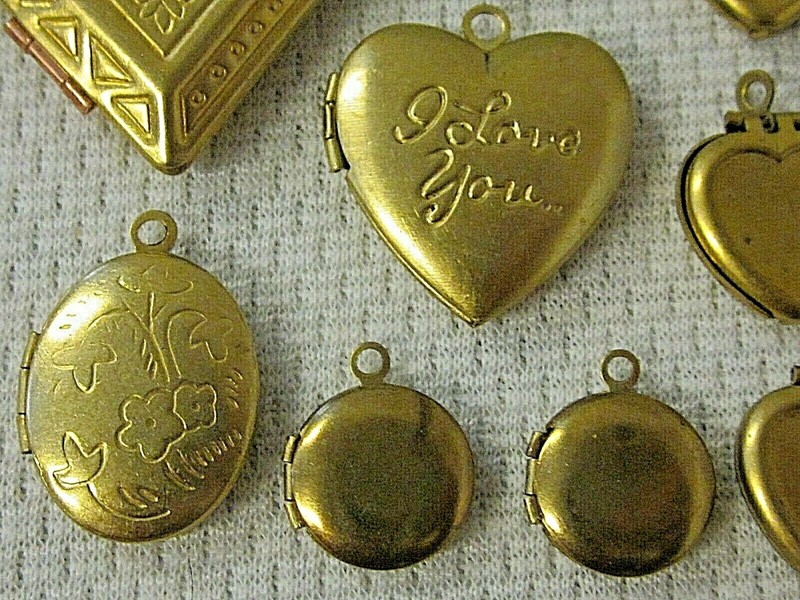 11 VTG MODERN LOCKETS HUGE LOT BRASS FINDINGS FLOWER HEARTS NOS PENDANTS CHARMS gallery