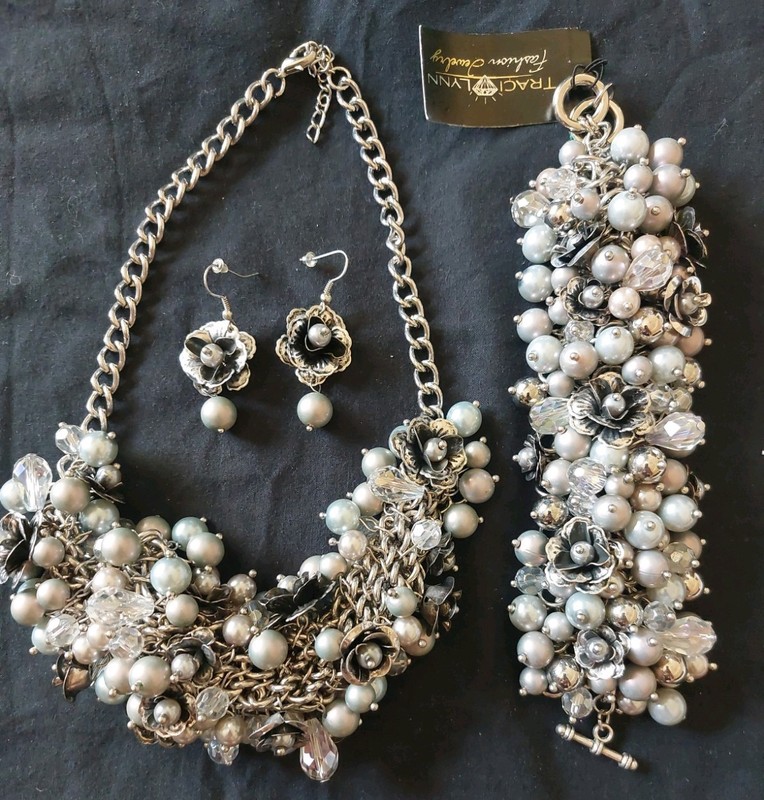 Vintage Traci Lynn Flower Pearl Chuncky Set of 3 gallery