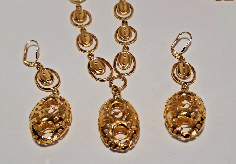 Vintage Gold-Tone Puffy Filigree Pendant Necklace & Earrings Set gallery
