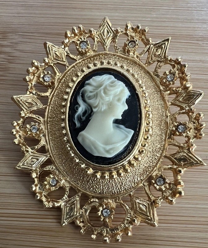 Vintage Cameo Black White In Gold Tone Rhinestone Victorian Style Brooch