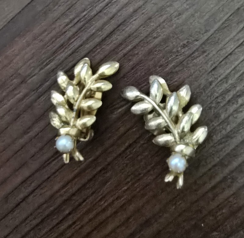 VTG RARE FASHION GOLD TONE AND FAUX PEARLS CLIP ON EARRINGS BRANCH SHAPE