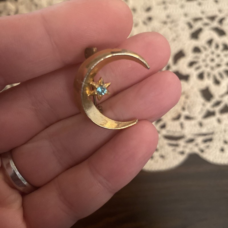 VINTAGE 1960’S ERA GOLD TONE MOON & STARS PIN!