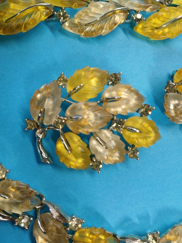 LISNER Grand Parure Set Yellow Leaves Lucite Thermoset Moonglow Vintage gallery