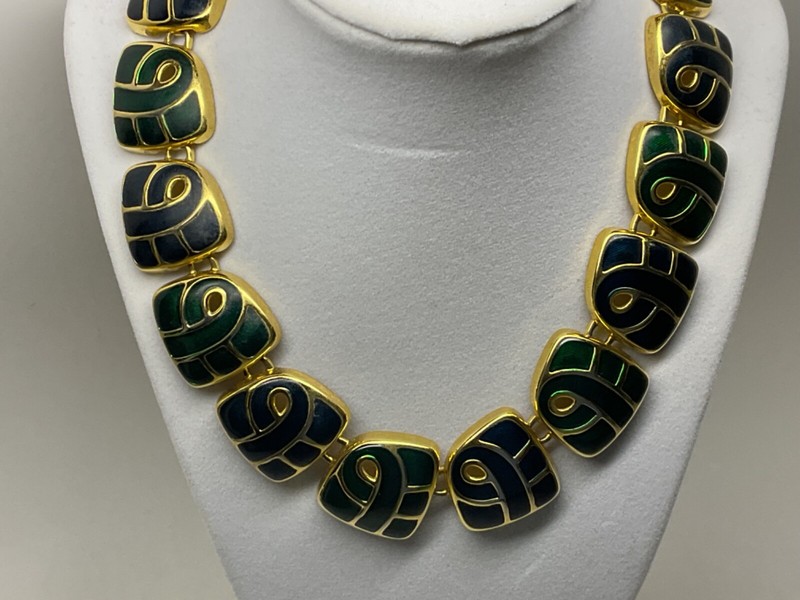 VTG CHUNKY GOLD TONE NAVY BLUE & GREEN ENAMEL GEOMETRIC DESIGN TOGGLE NECKLACE