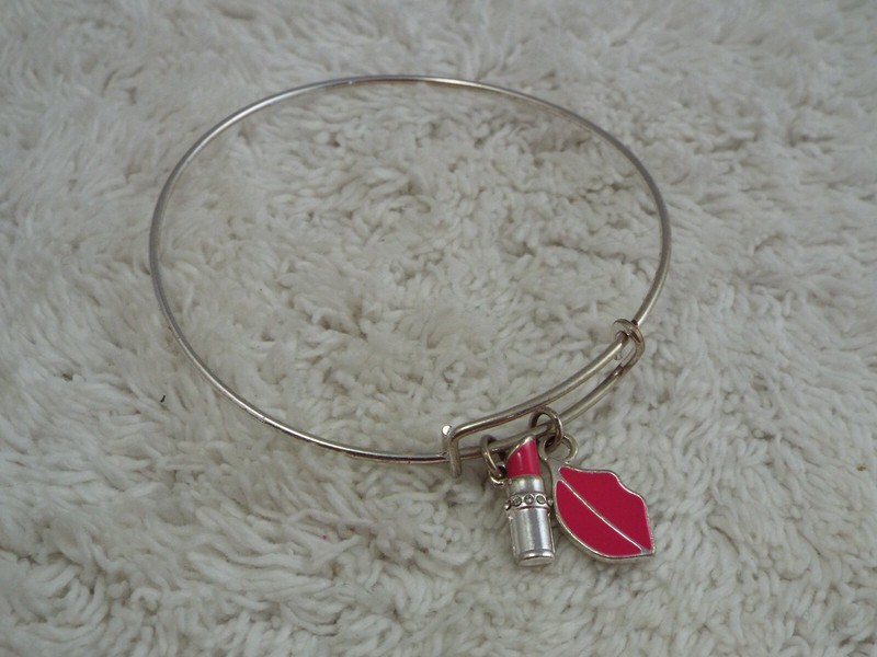 Silvertone Lips Lipstick Charm Expandable Bangle Bracelet (D57)