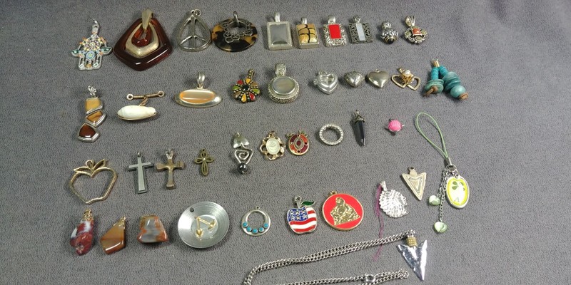 40 Vintage Necklace Pendant Arrowhead Cross Rock Flag Costume Jewelry Modern Lot