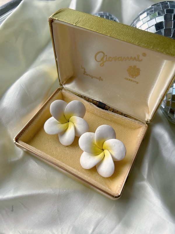 Vintage Hawaiian Flower Clip On Earrings Screw Back Tiki Mid Century gallery