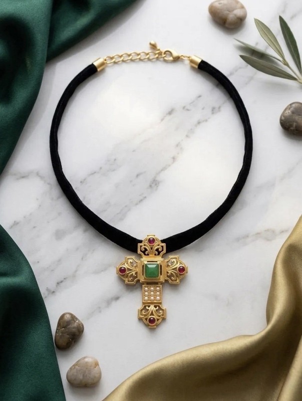 Elizabeth Taylor Avon “Katharina” Cross Pendant Brooch Necklace Velvet Choker