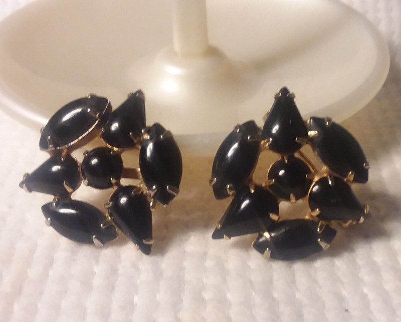 Vintage Jewelry: 2@ 1 1/4″ Black Glass Brooches 03-01-2025