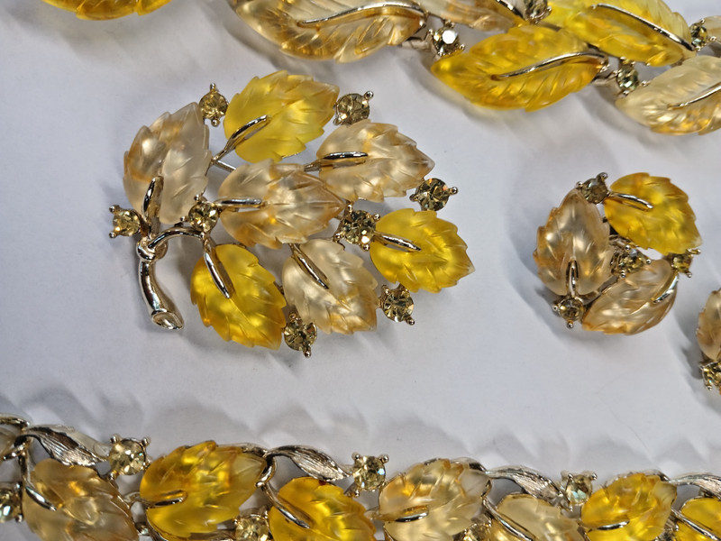 LISNER Grand Parure Set Yellow Leaves Lucite Thermoset Moonglow Vintage gallery