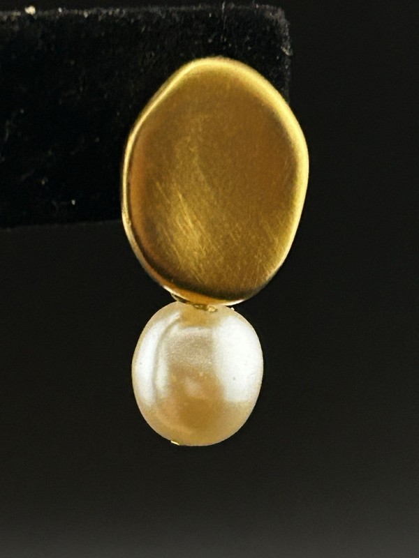 Vintage Gold Tone Faux Pearl Dangle Drop Clip On Earrings gallery