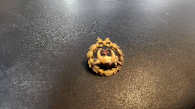 Gold Tone Masonic Round Floral Wreath Brooch Pin .