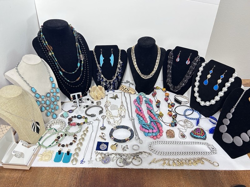 Vintage Estate Sale Of Mixed Jewelry In Good Condition