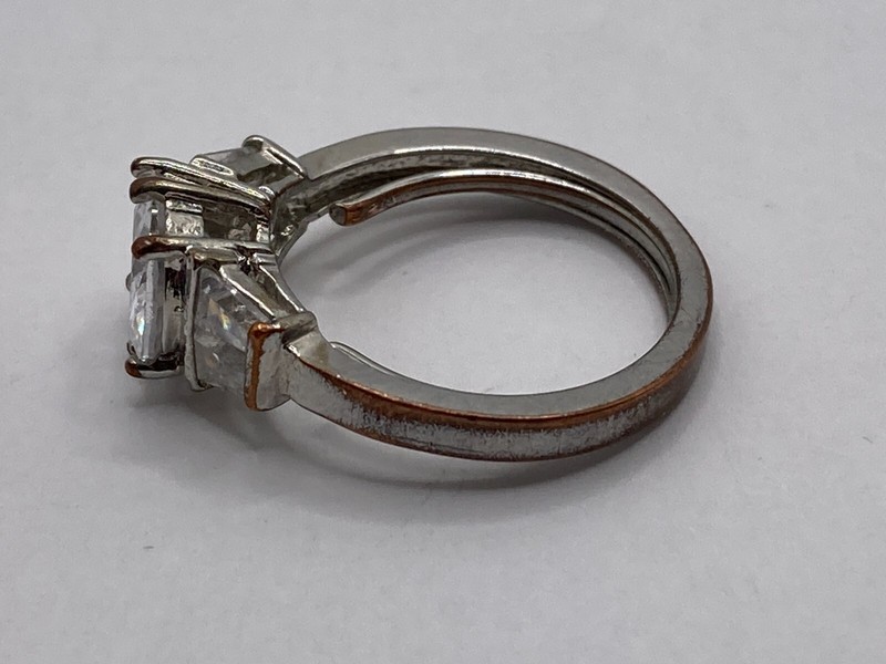 Vintage Round-Shaped Clear Stone in Silvertone Ring (Size 7) gallery