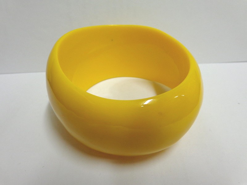 vintage bangle bracelet yellow lucite type lg sz 1 3/4 in wide 2 5/8 in opening gallery