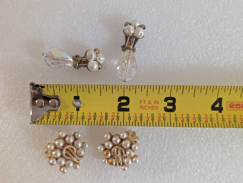 Vtg Lot of 2 Gold Tone White Faux Pearl Dangle Drop Clip On Earrings Bridal gallery