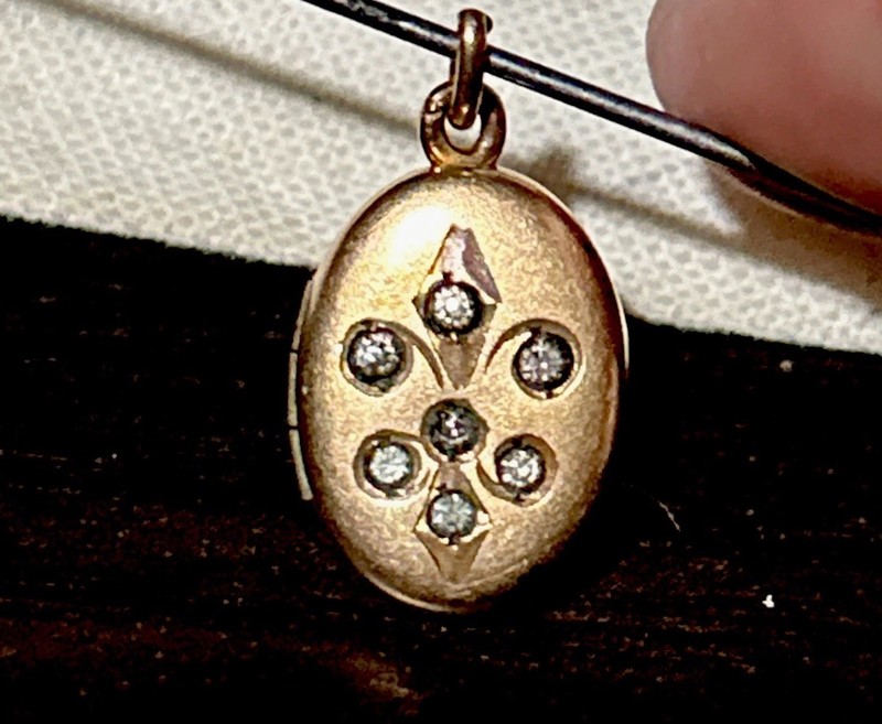 Antique 2g Victorian Rose Gold Filled Oval Locket Fluer de Lis Paste Stones Tiny