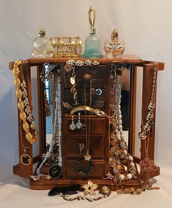 Vtg Treasure Jewelry Box Lot Various Signed & Unsigned High End Pieces Costum