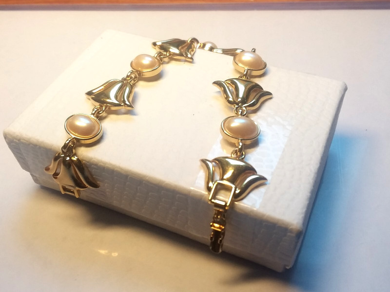 7 1/2″ Gold Tone Bracelet W/Faux Pearls 04-01-2025