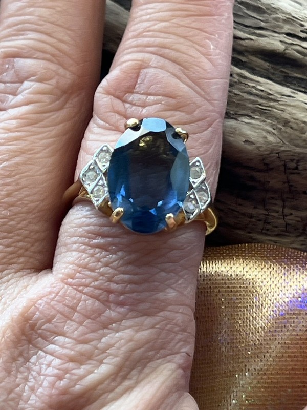 Vintage 18K HGE Gold-Tone Ring Blue Solitaire Stone W/Accents Size 6.5