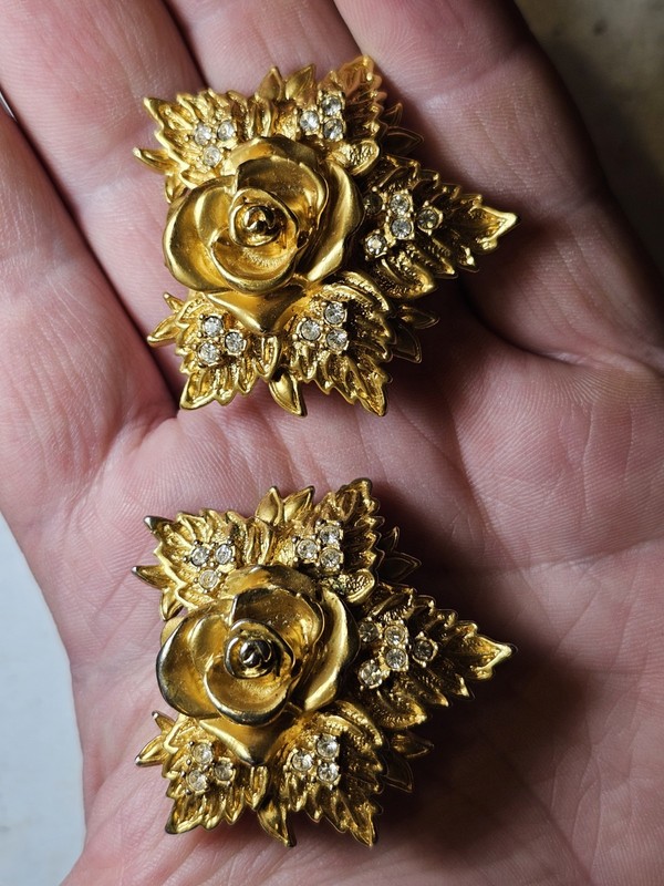 Elizabeth Taylor Avon Chunky Goldtone Floral Flower Rhinestone Clip On Earrings gallery