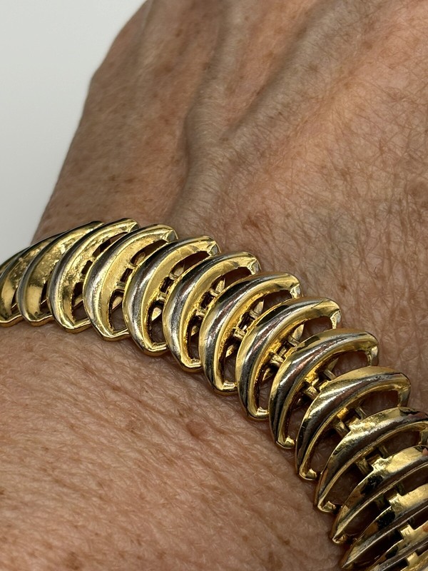 Vintage Gold Tone Interlock Chain Rounded Link Bracelet 7” Fold Over Snap Clasp gallery