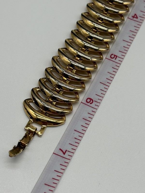 Vintage Gold Tone Interlock Chain Rounded Link Bracelet 7” Fold Over Snap Clasp gallery