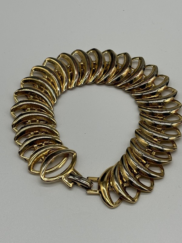 Vintage Gold Tone Interlock Chain Rounded Link Bracelet 7” Fold Over Snap Clasp gallery