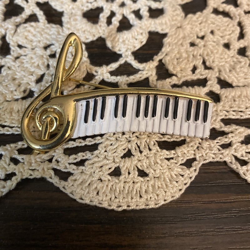 AJC Piano Keyboard Music Motif Treble Clef Vintage Brooch Gold Tone Unique