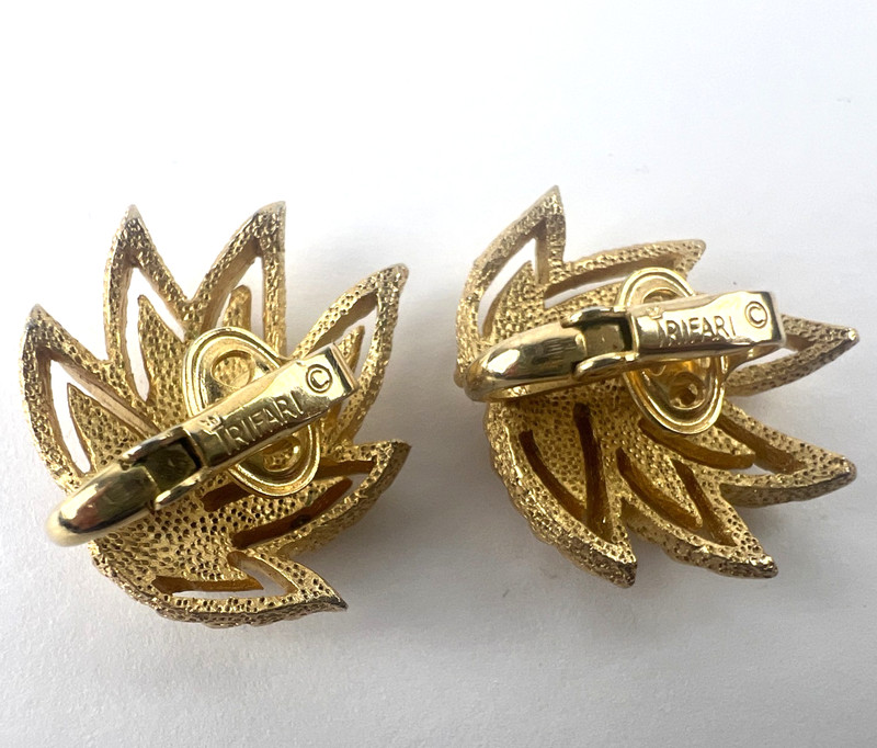 Vintage Trifari leaf Clip On Earrings Brushed Gold Tone Twisted Rope Edges gallery