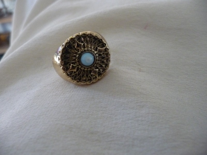 ROUND TEXTURED SILVER TONE W BLUE CENTER STONE Sz 7 1/2RING #23/14A gallery