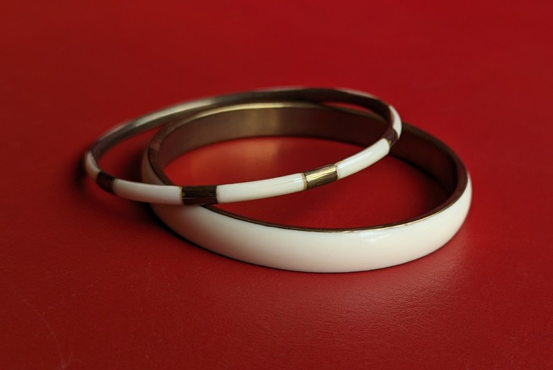 Lot Of 2 Vintage Cream off white Enamel Brass Gold Tone BANGLE Bracelet