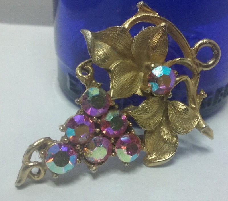 Vintage Jewelry: 2″ Gold Tone Rhinestone Pendant 01-01-2019