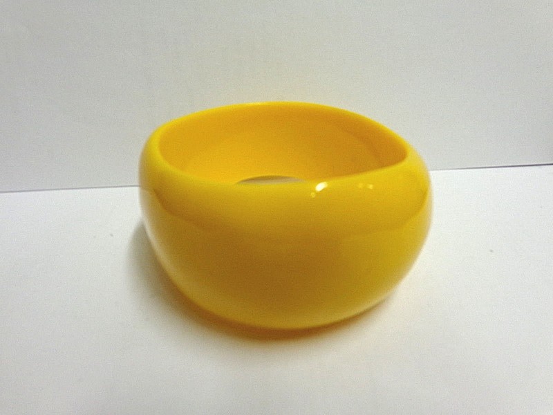 vintage bangle bracelet yellow lucite type lg sz 1 3/4 in wide 2 5/8 in opening gallery