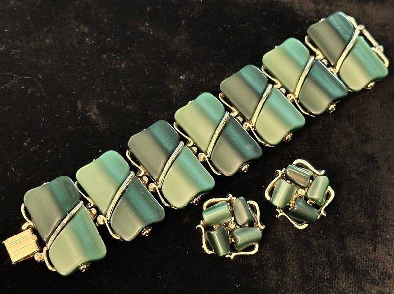 Vintage Thermoset Bracelet & Clip On Earrings Set 2 Tone Green Gold Tone 7″