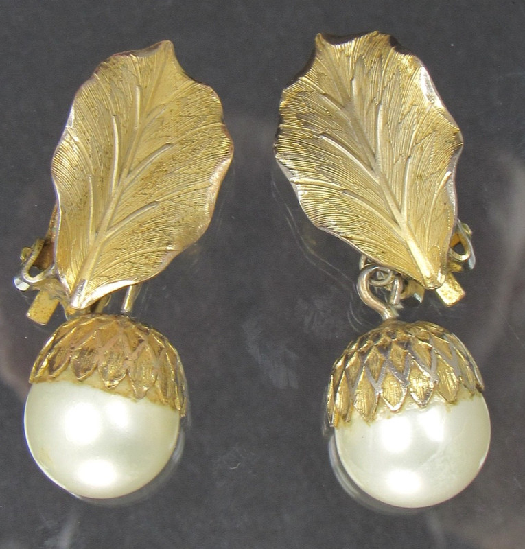 Austria ? Faux Simulated Pearl Gold Textured Leaf Dangle Drop Clip On EARRINGS