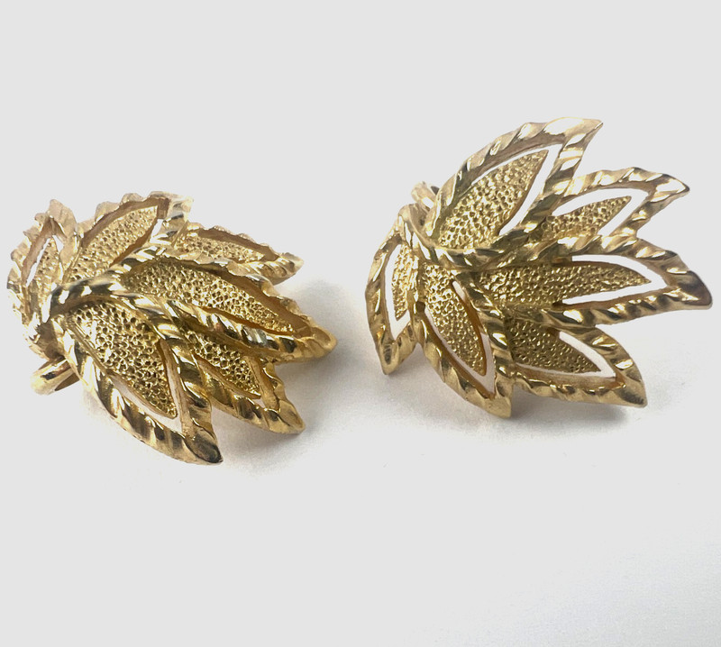 Vintage Trifari leaf Clip On Earrings Brushed Gold Tone Twisted Rope Edges