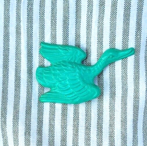 GRACEFUL BIRD IN FLIGHT VINTAGE 1940s TURQUOISE PLASTIC PIN BROOCH 2 3/4″
