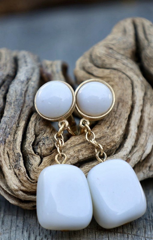 Trifari White Lucite Gold Tone Dangle Drop Earrings Pendant Clip-On Vintage