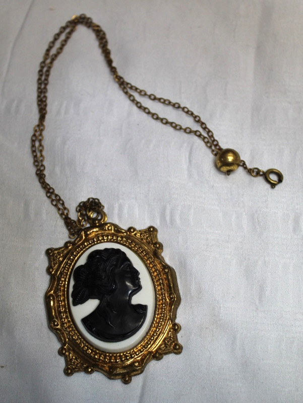 Vintage White Black Cameo Pendant Necklace Gold Tone Chain 20 In Ornate Setting